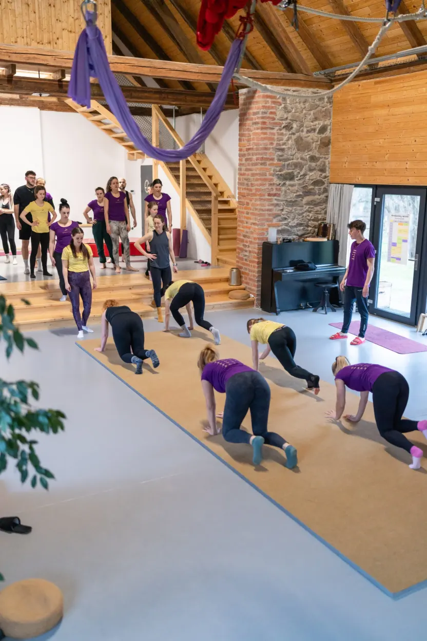 Účastníci retreatu při cvičení v tělocvičně