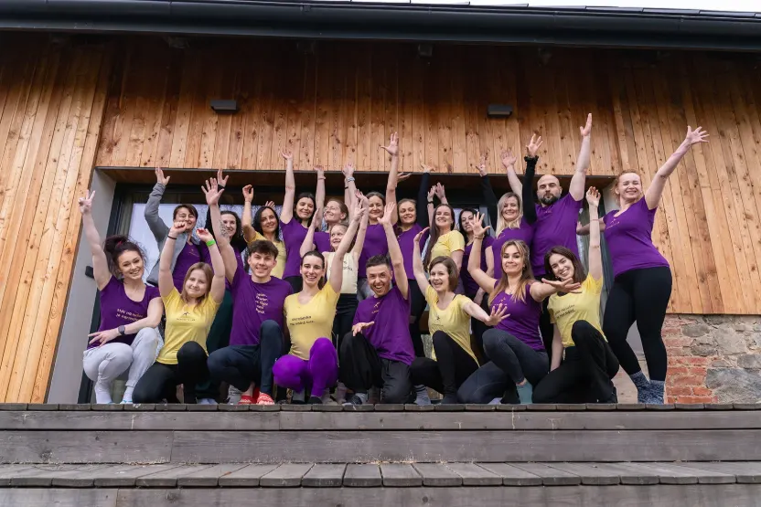 Společná fotka účastníků a lektorů akrobatického retreatu